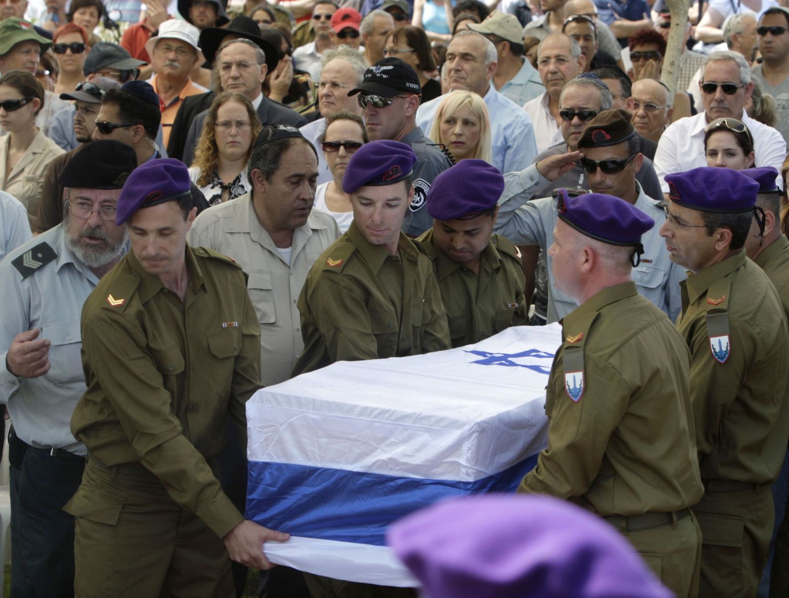 Emotivos y multitudinarios los funerales de los dos soldados israelíes