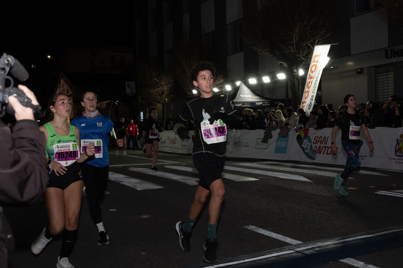 En imágenes: 2.000 atletas brillan con luz propia en la infantil de la Carrera de San Antón 2026