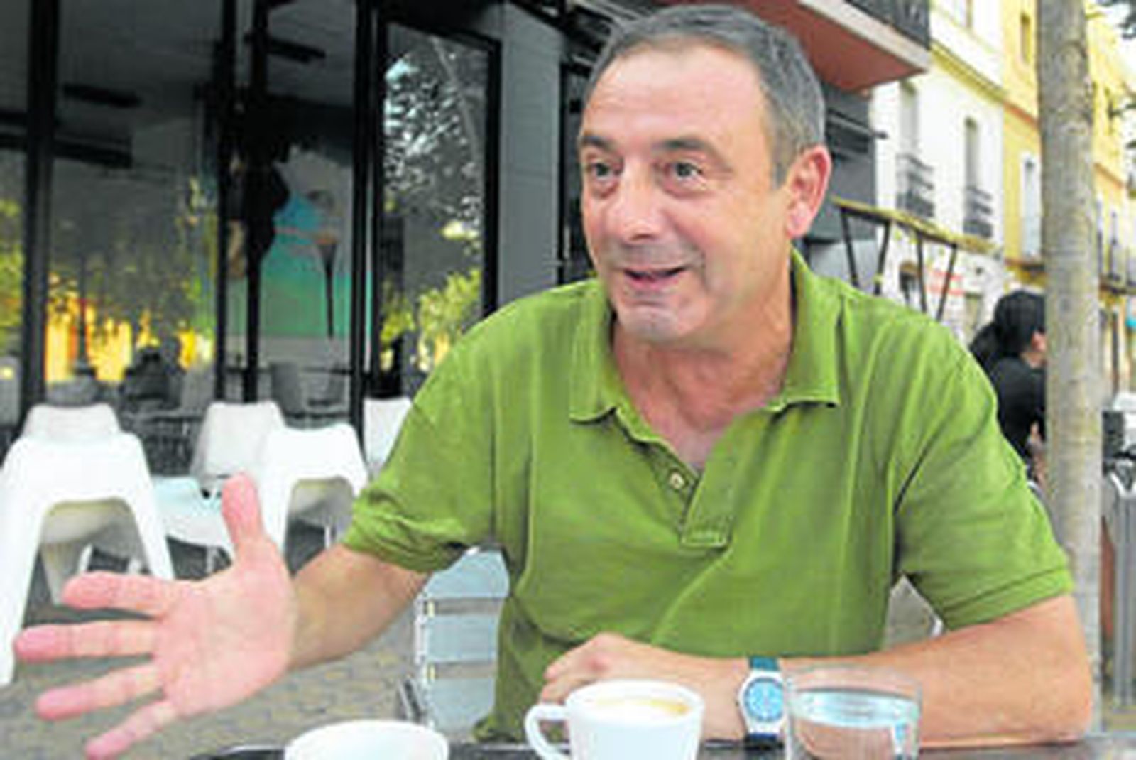 Miguel Ángel Villalba, en el café República de la Alameda, cerca de la clínica de la Montaña donde nació.