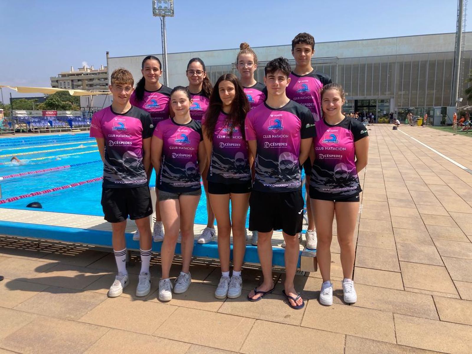 Los nadadores desl Mare Nostrum posan junto a una piscina durante el Campeonato de Andalucía Infantil de verano.