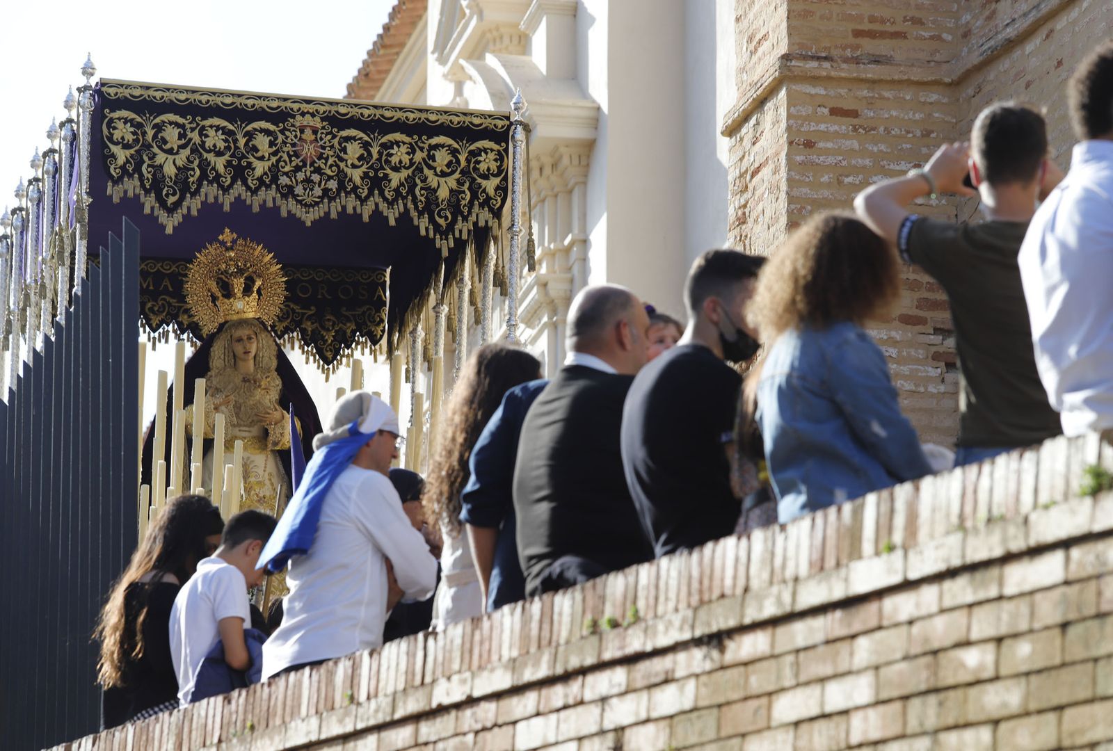 La Hermandad del Descendimiento en su recorrido por las calles de Huelva el Viernes Santo