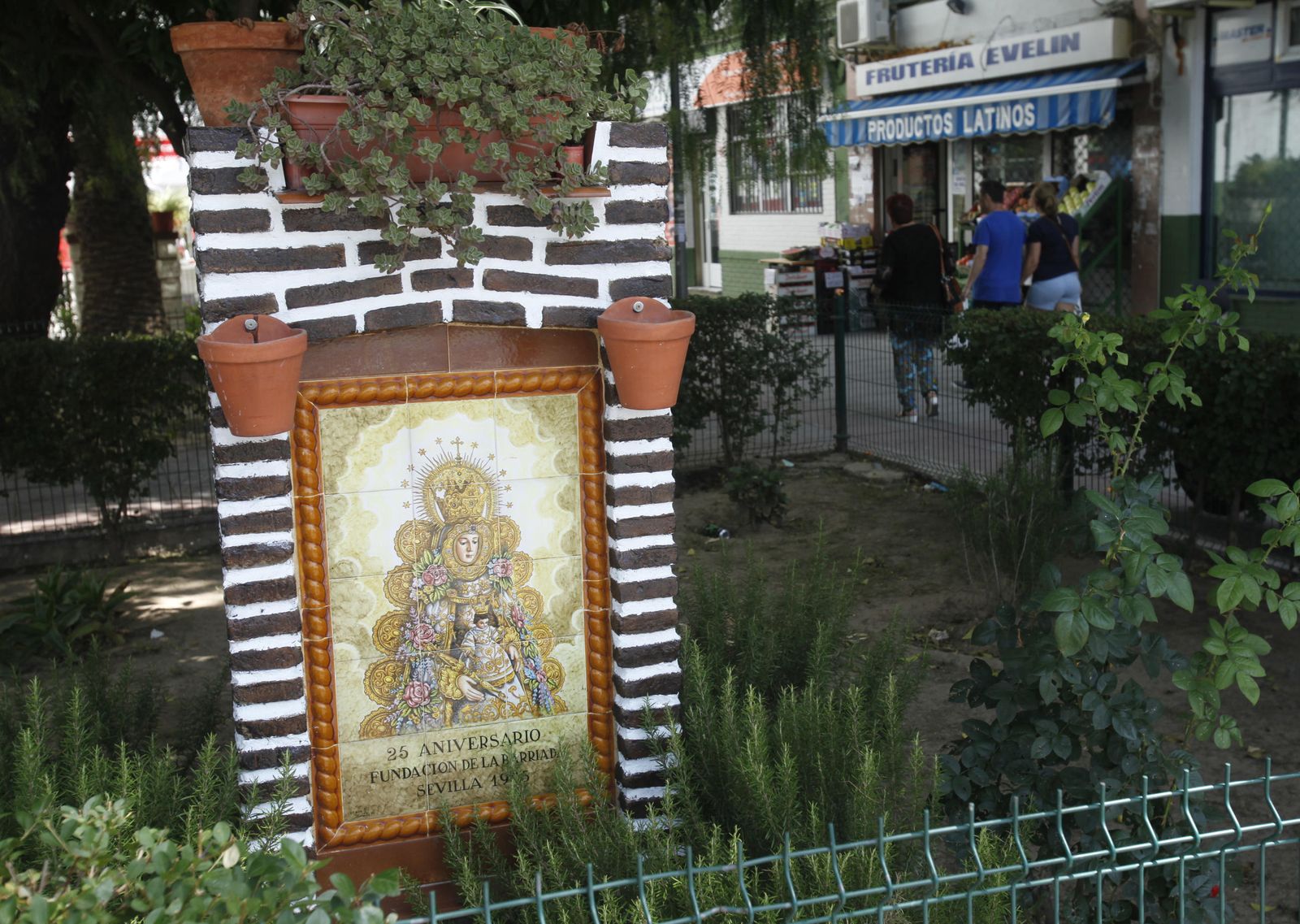 Típicas construcciones de la barriada El Rocío, con el color verde y blanco característico.