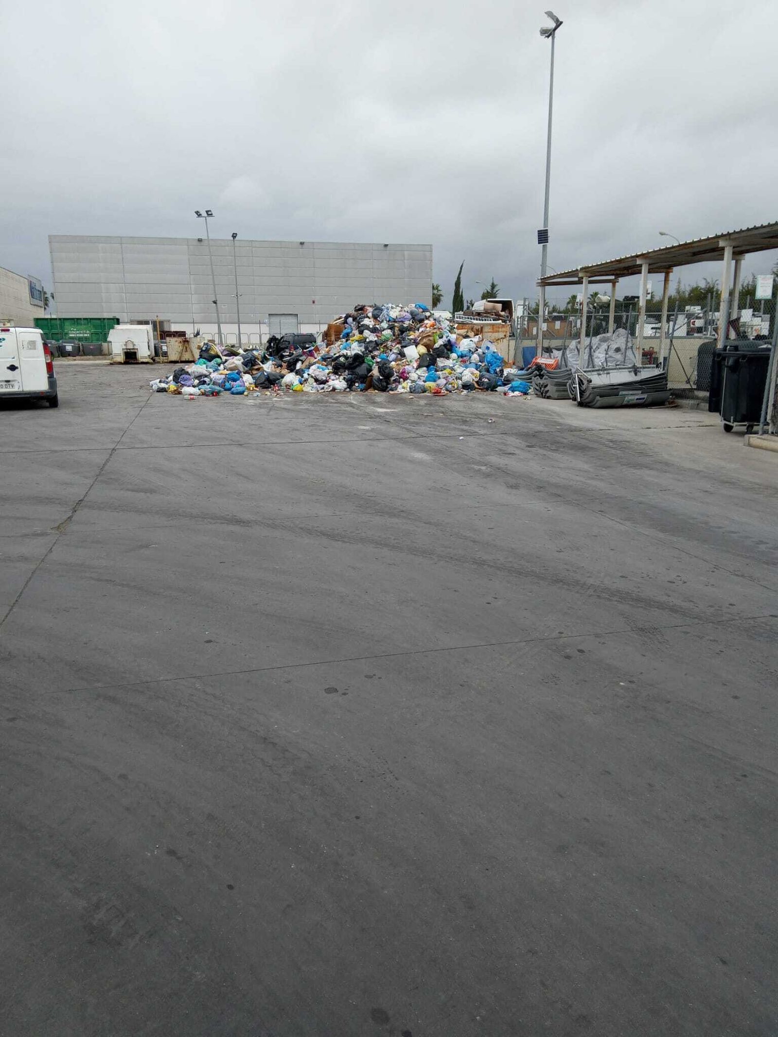 Este es el aspecto que presentaba estos días el Cemulimp, con las bolsas de basura en el suelo.