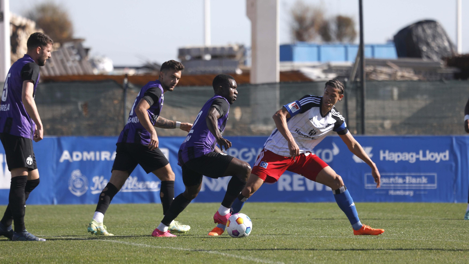 Las fotos  del partido de fútbol entre los equipos  Hamburgo - Zurich