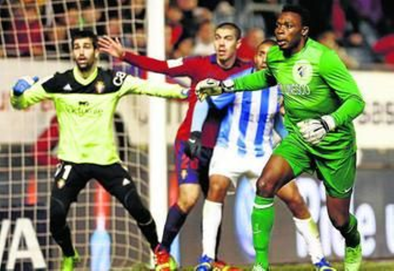Kameni sube a rematar uno de los últimos saques de esquina a favor del Málaga.