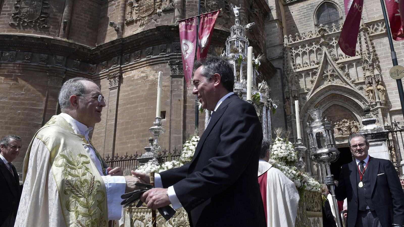 El prelado hispalense y el alcalde se estrechan la mano al finalizar la celebración religiosa.