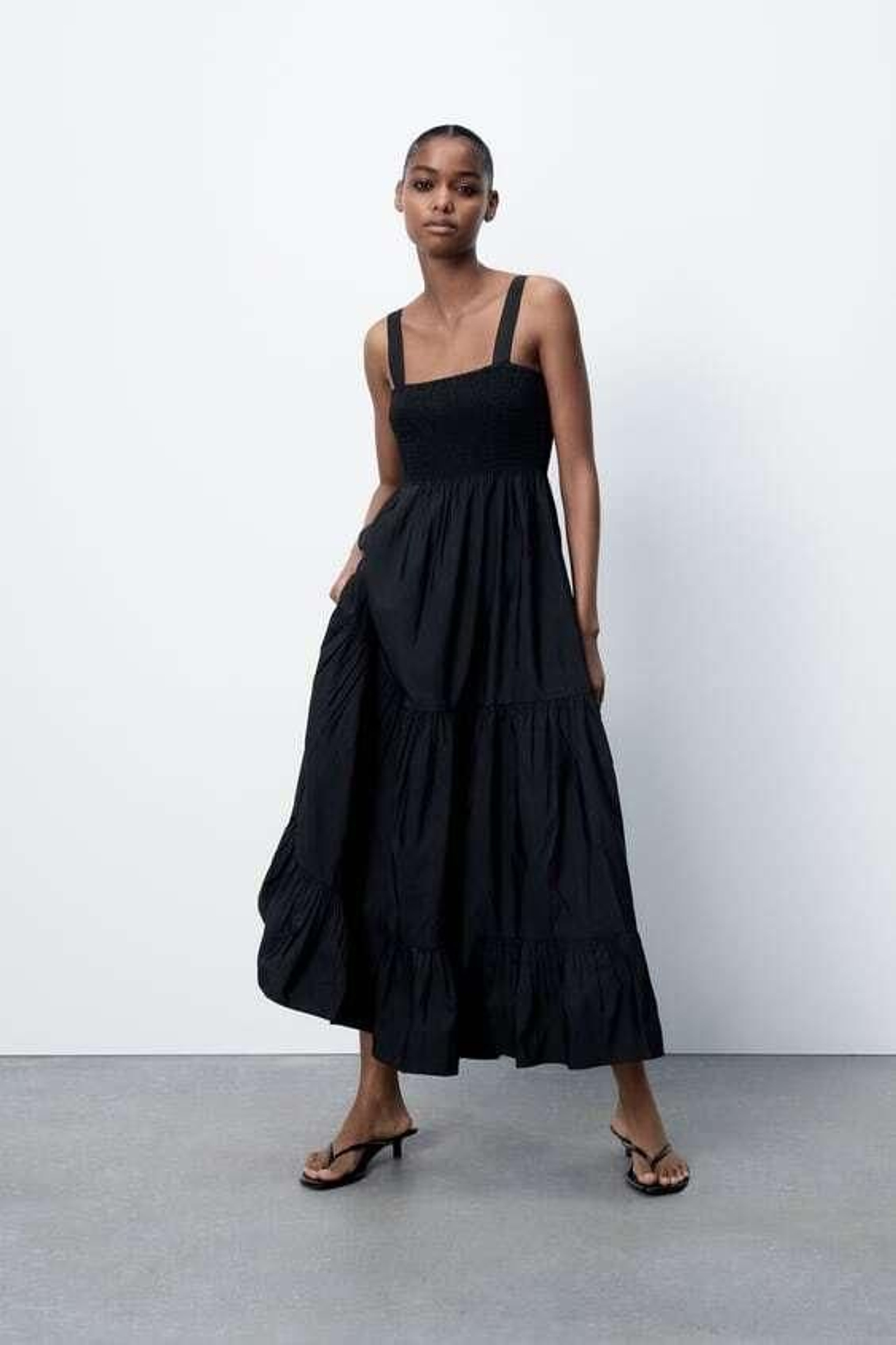 Vestido negro de Zara.