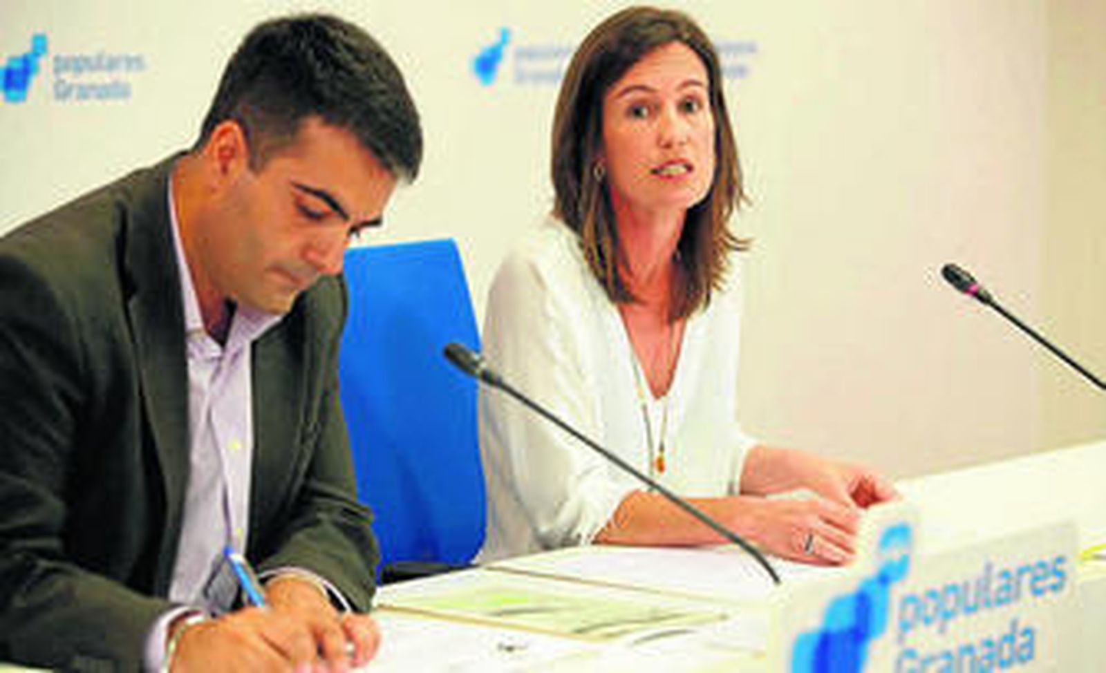 Concha de Santa Ana en una convocatoria de prensa junto al alcalde de Loja.