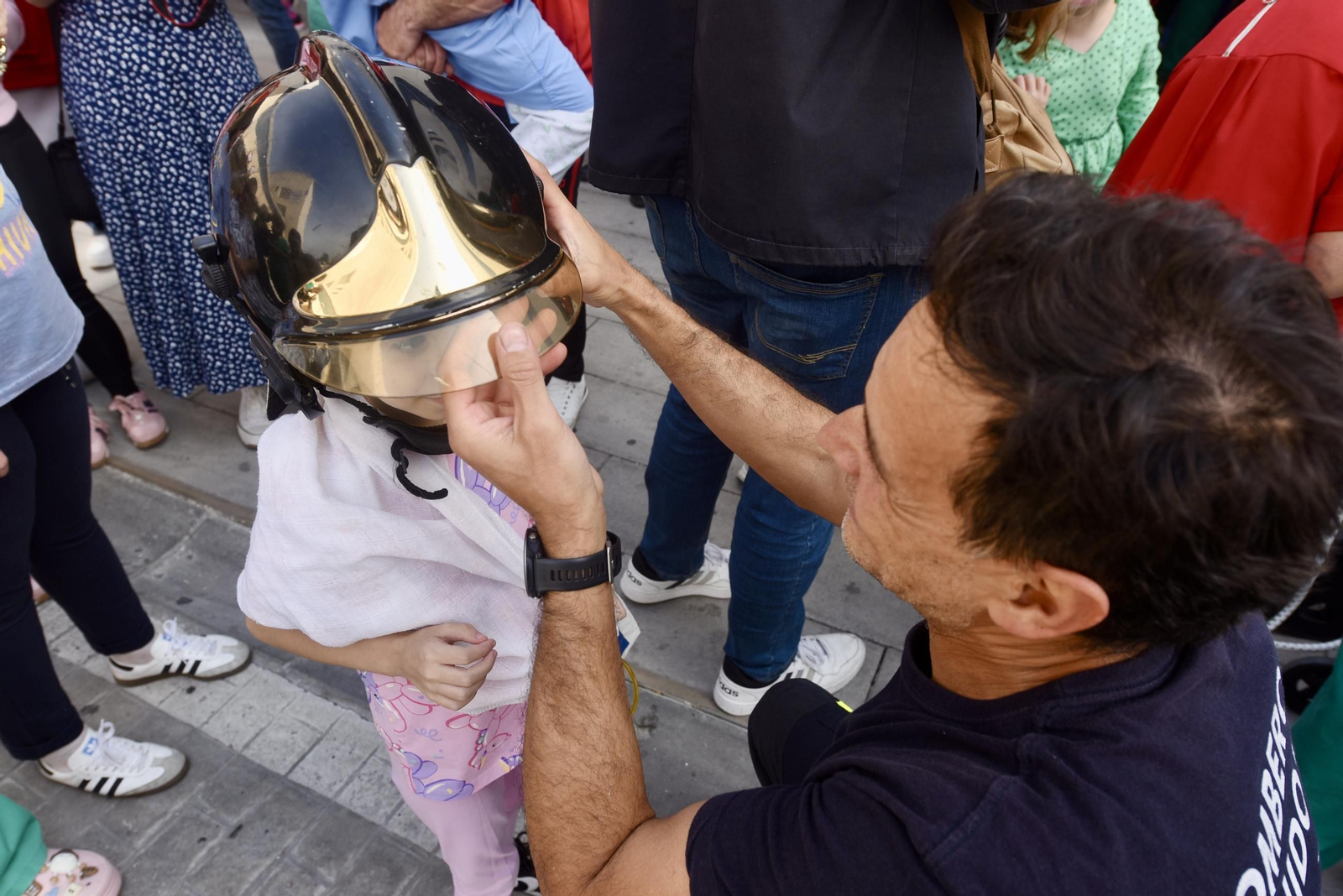 El Reina Sofía celebra el Día del Niño Hospitalizado con la visita de los bomberos, en imágenes