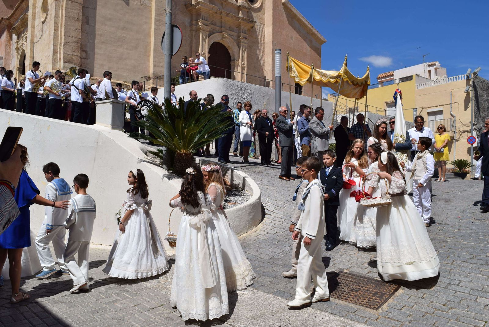 Momento inicial de la procesión del Corpus Christi en Gádor.