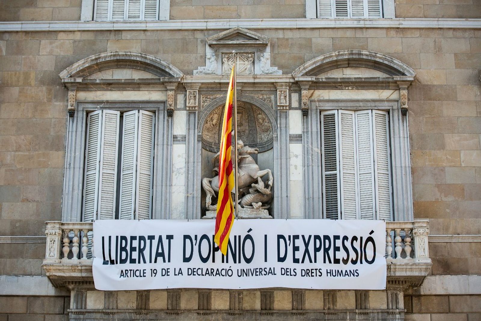 Pancarta en el Palau de la Generalitat por la "libertad de opinión y expresión"