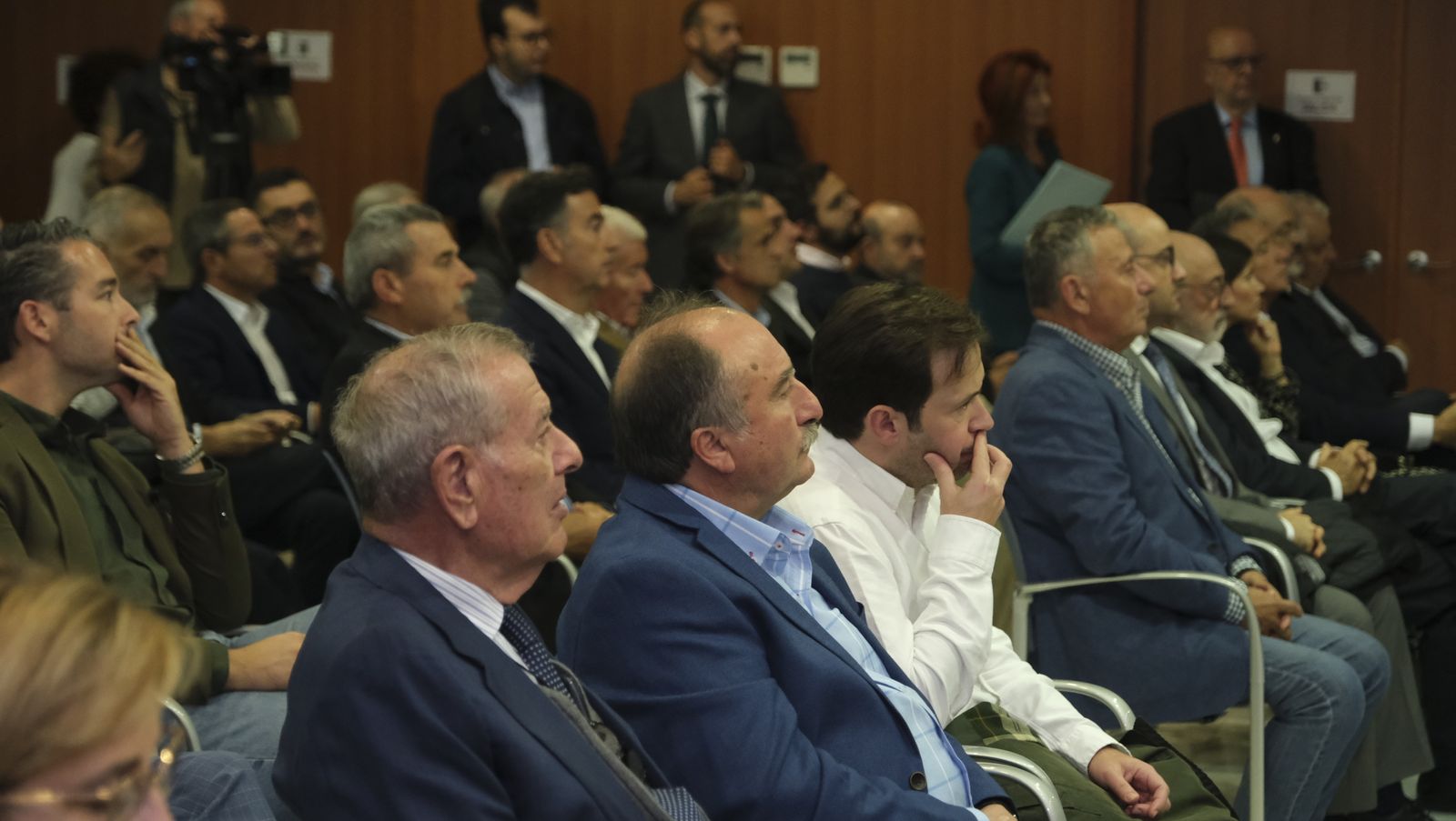 Imágenes de la conferencia de Alfonso Guerra en el Foro Empresarial de Asempal, en Almería