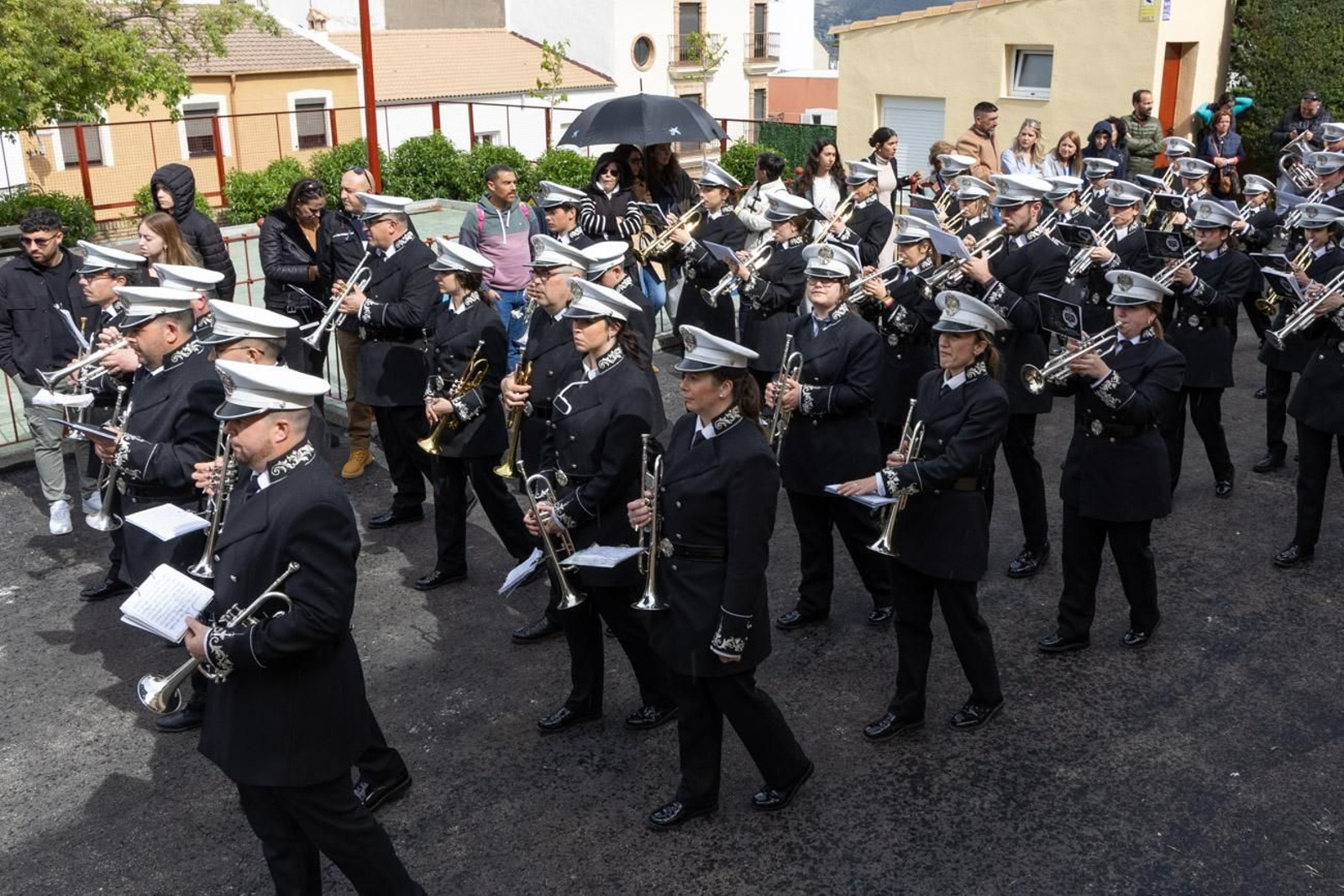 La temida lluvia impide el desarrollo normal de este Martes Santo