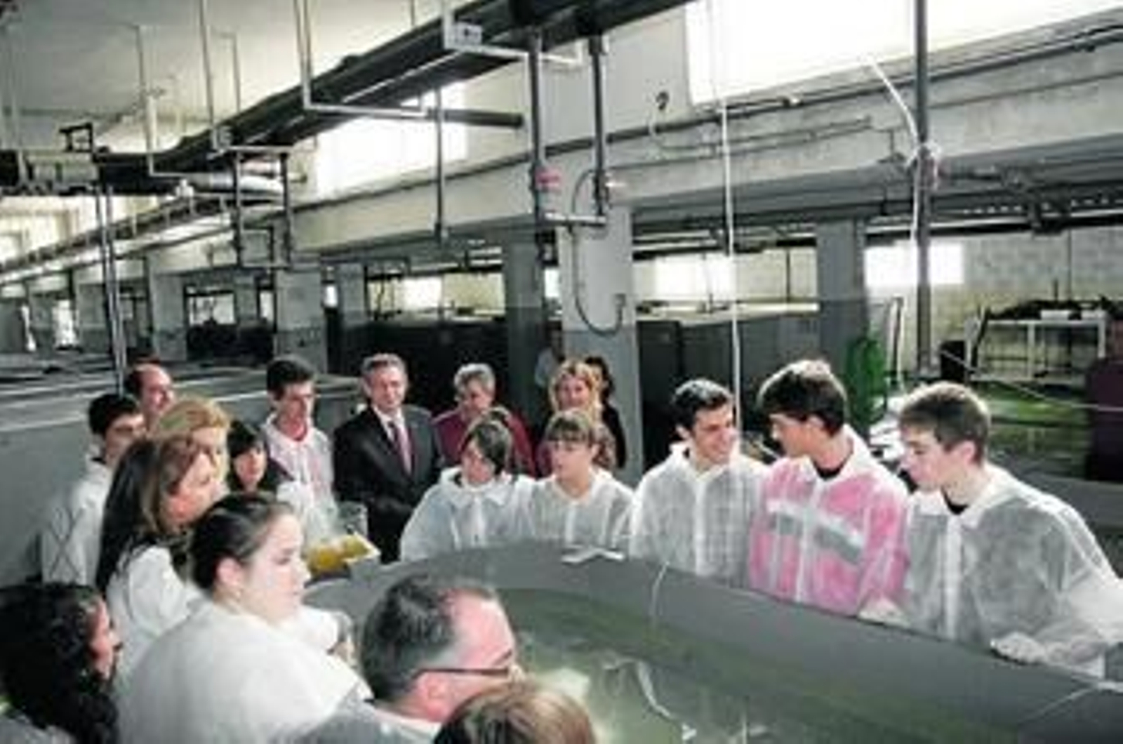 Los alumnos y el profesor Juan Clavero, junto a de las Nieves durante la visita al centro El Toruño.