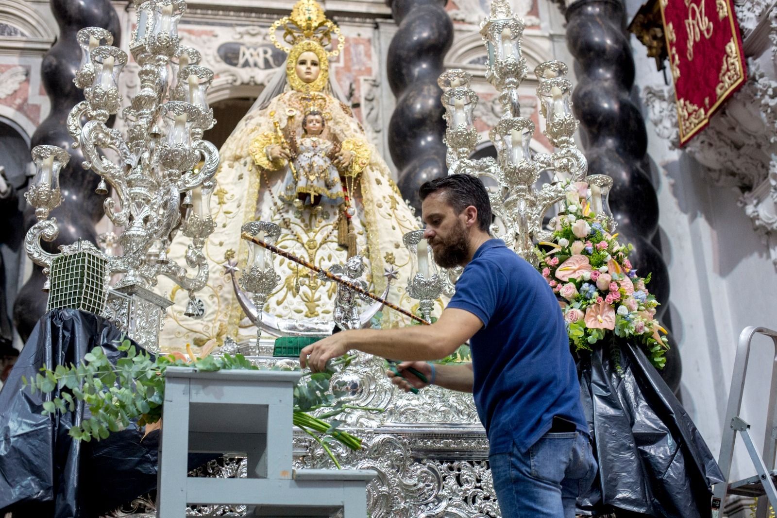 La Patrona en su paso, exornado de flores por Jesús Garrido.