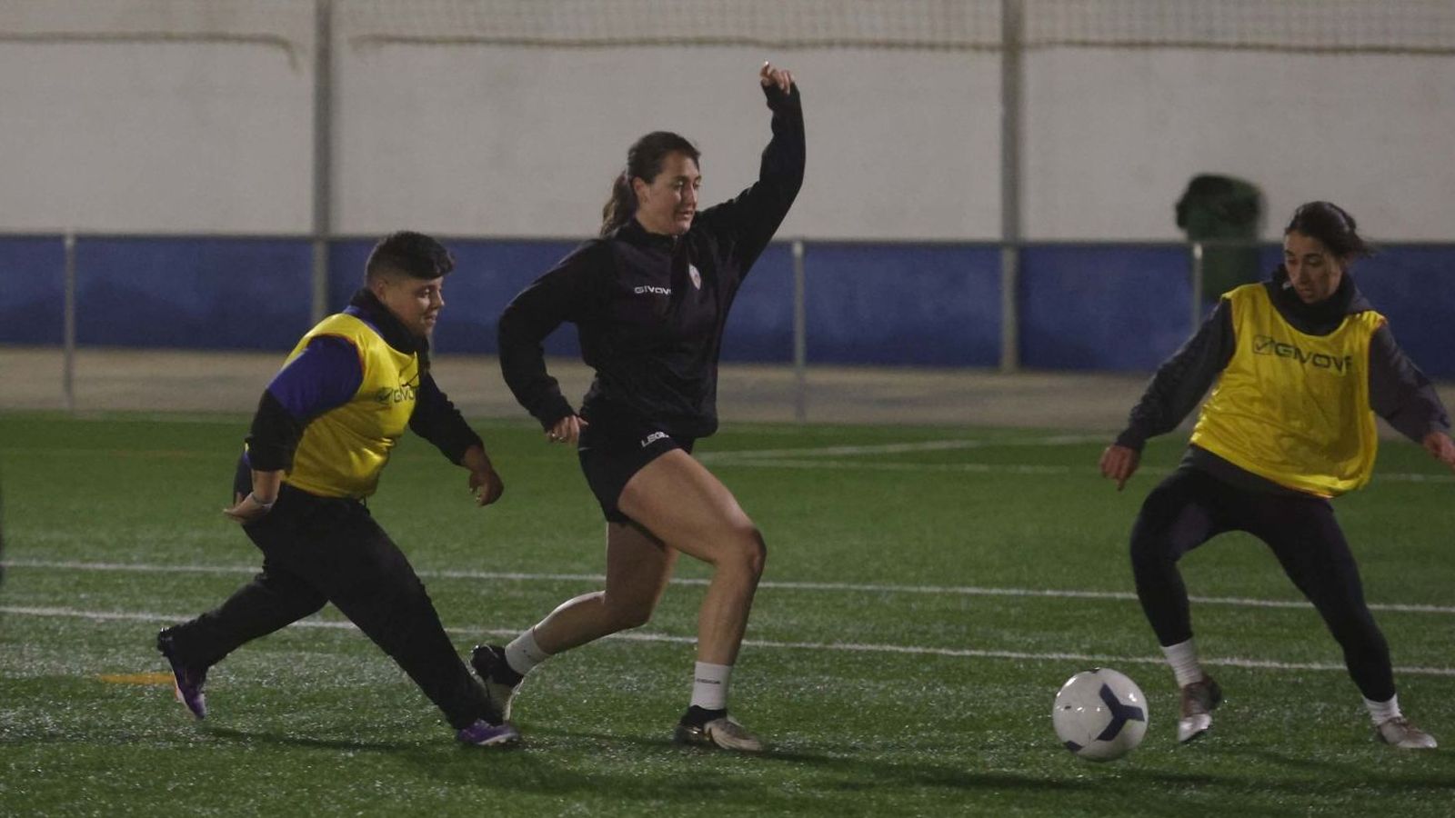 Jugadoras del Bolivia, durante un entreamiento en la Ciudad Deportiva de La Línea