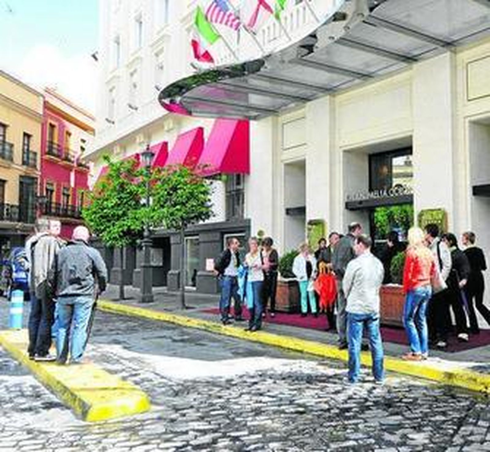 Viajeros en la entrada del Hotel Colón en Sevilla.