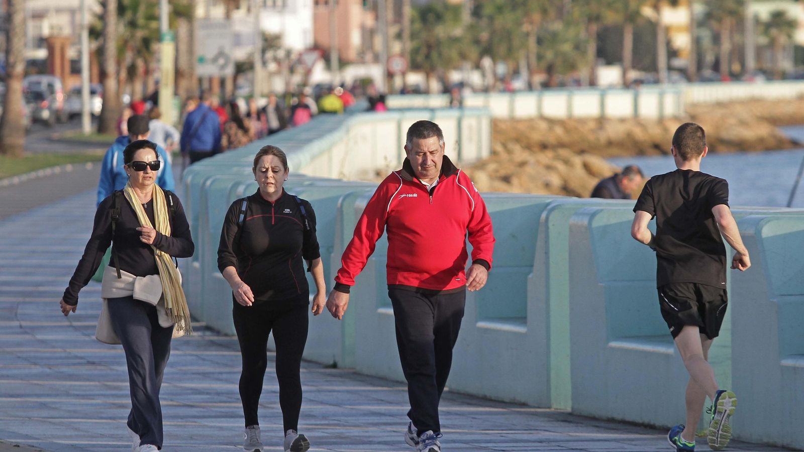 Varias personas haciendo ejercicios por el paseo marítimo del municipio gaditano.