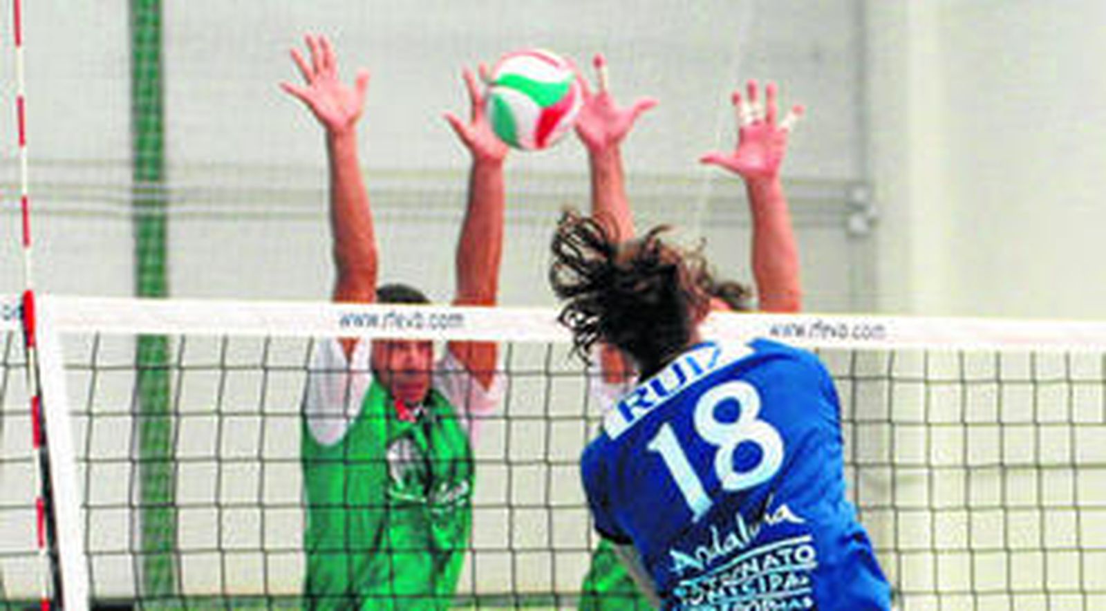 El rematador cordobés del Cajasol Voley Fran Ruiz supera el doble bloqueo almeriense.