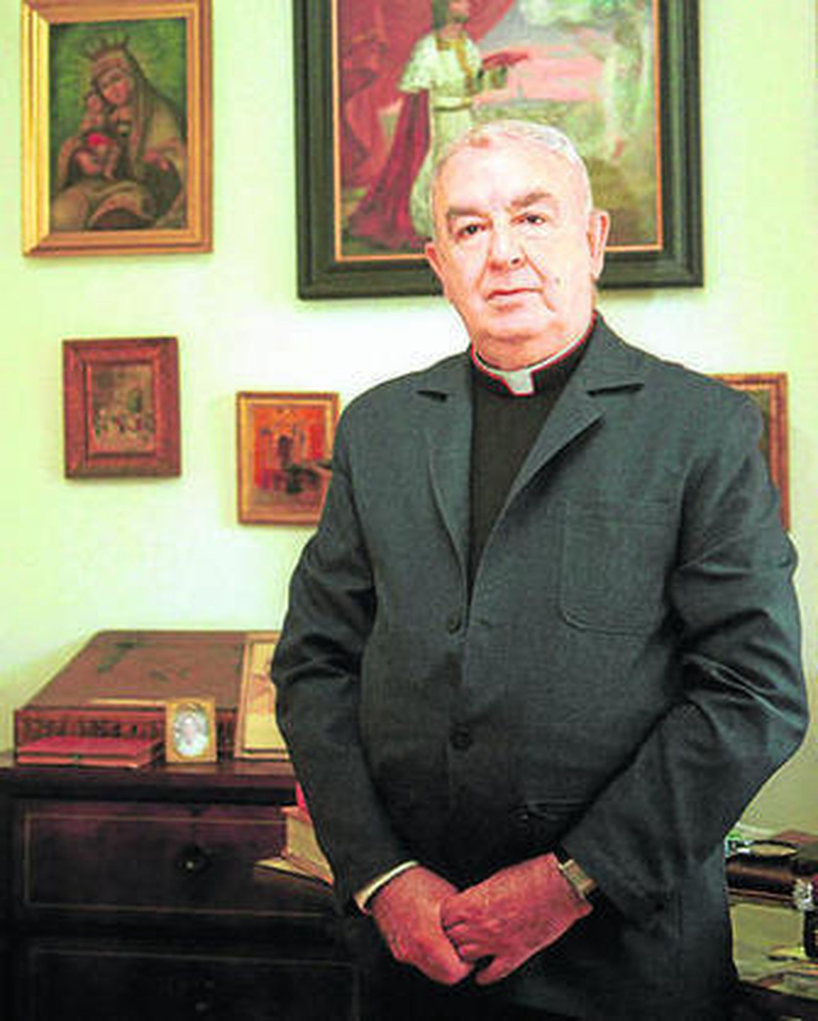 El sacerdote Camilo Olivares en su despacho.