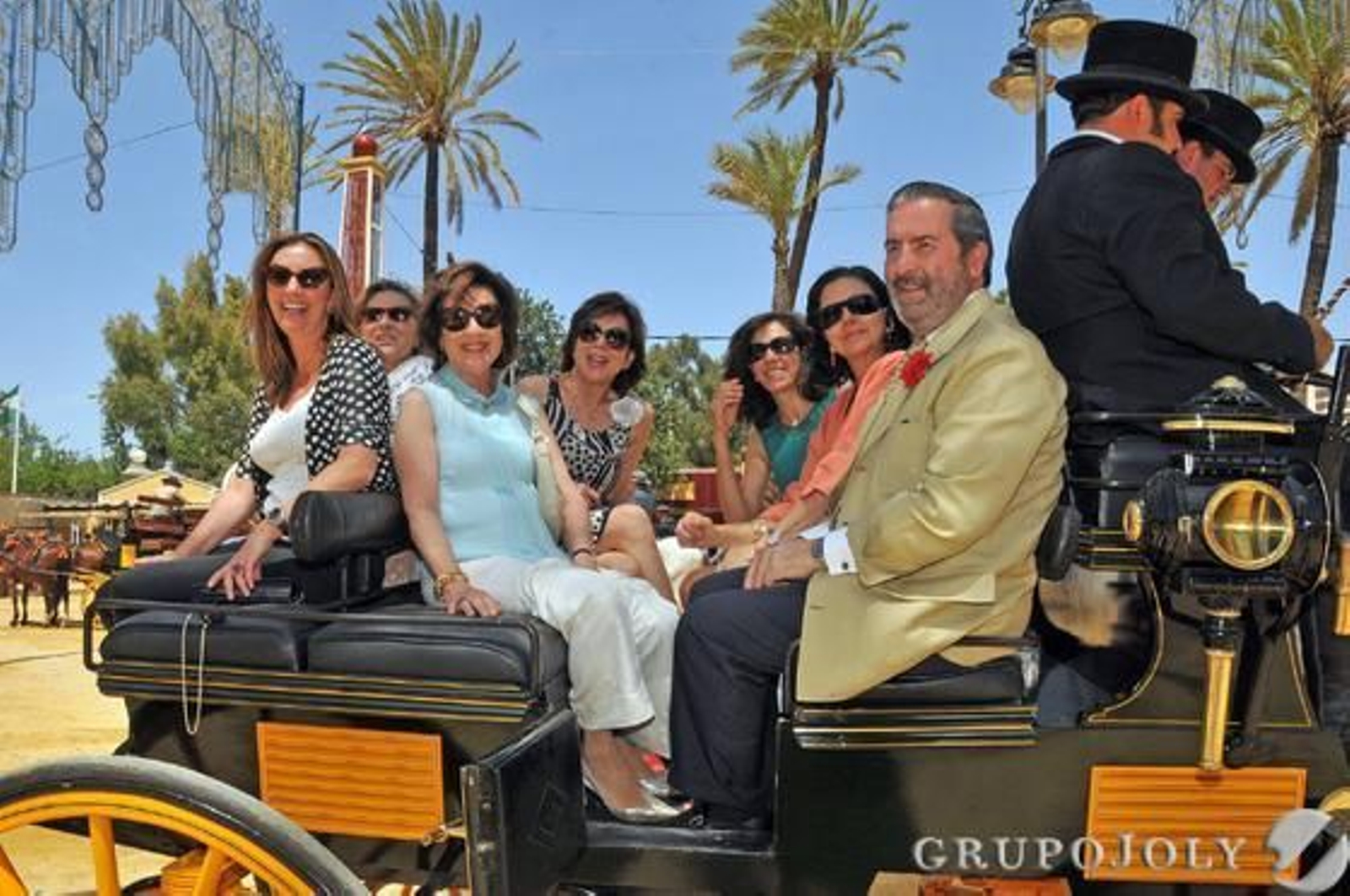 Margarita Martínez de Salazar, Quina Martínez de Salazar, Carlota Capote, Nieves Do Campo y Eduardo Ferreira, del departamento de Comunicación de Aguas de Barcelona, montados en coche de caballos frente a la caseta del Diario.

Foto: Manuel Aranda