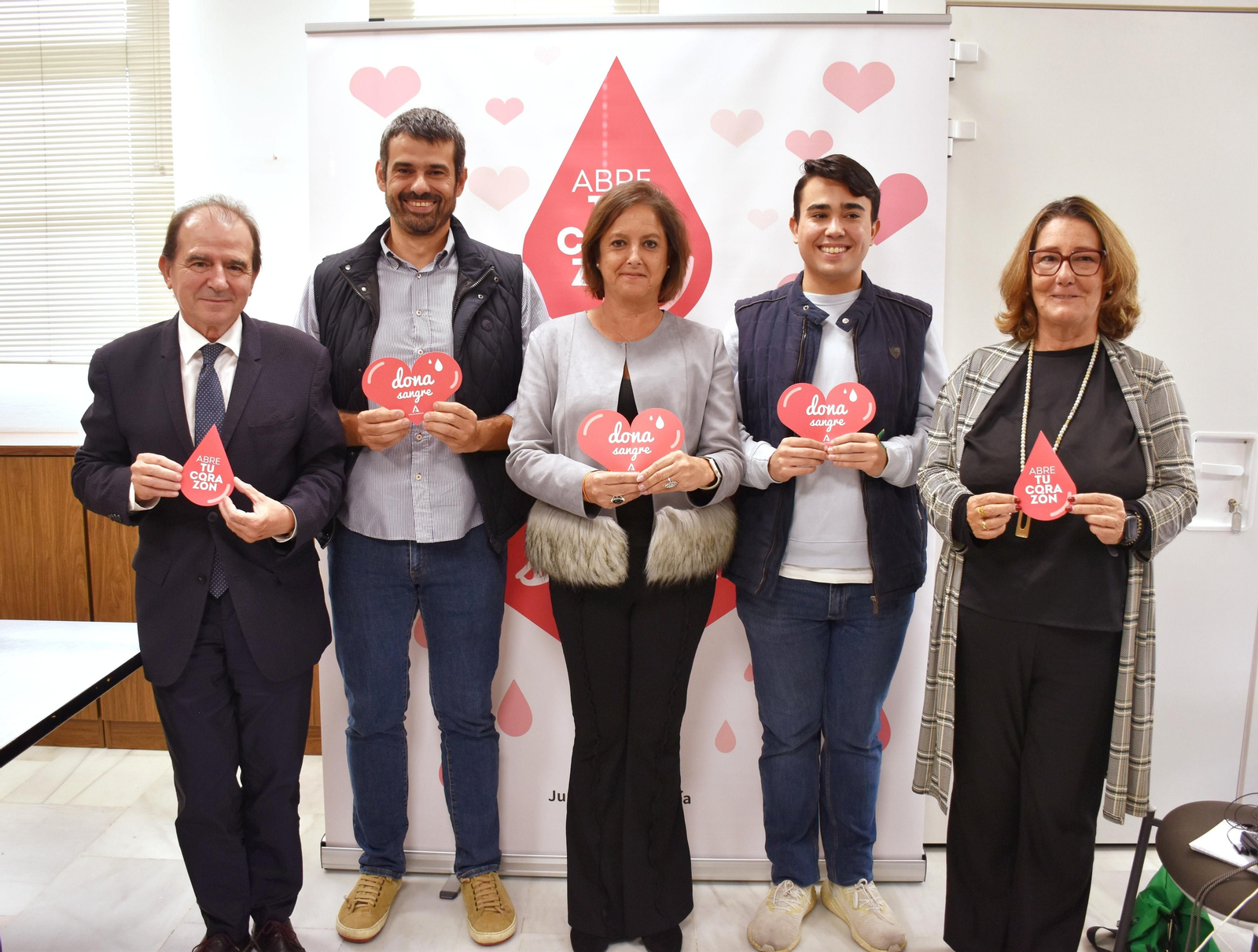 Un momento de la presentación de la campaña donación sangre 'Abre tu corazón, dona sangre' en Sevilla.