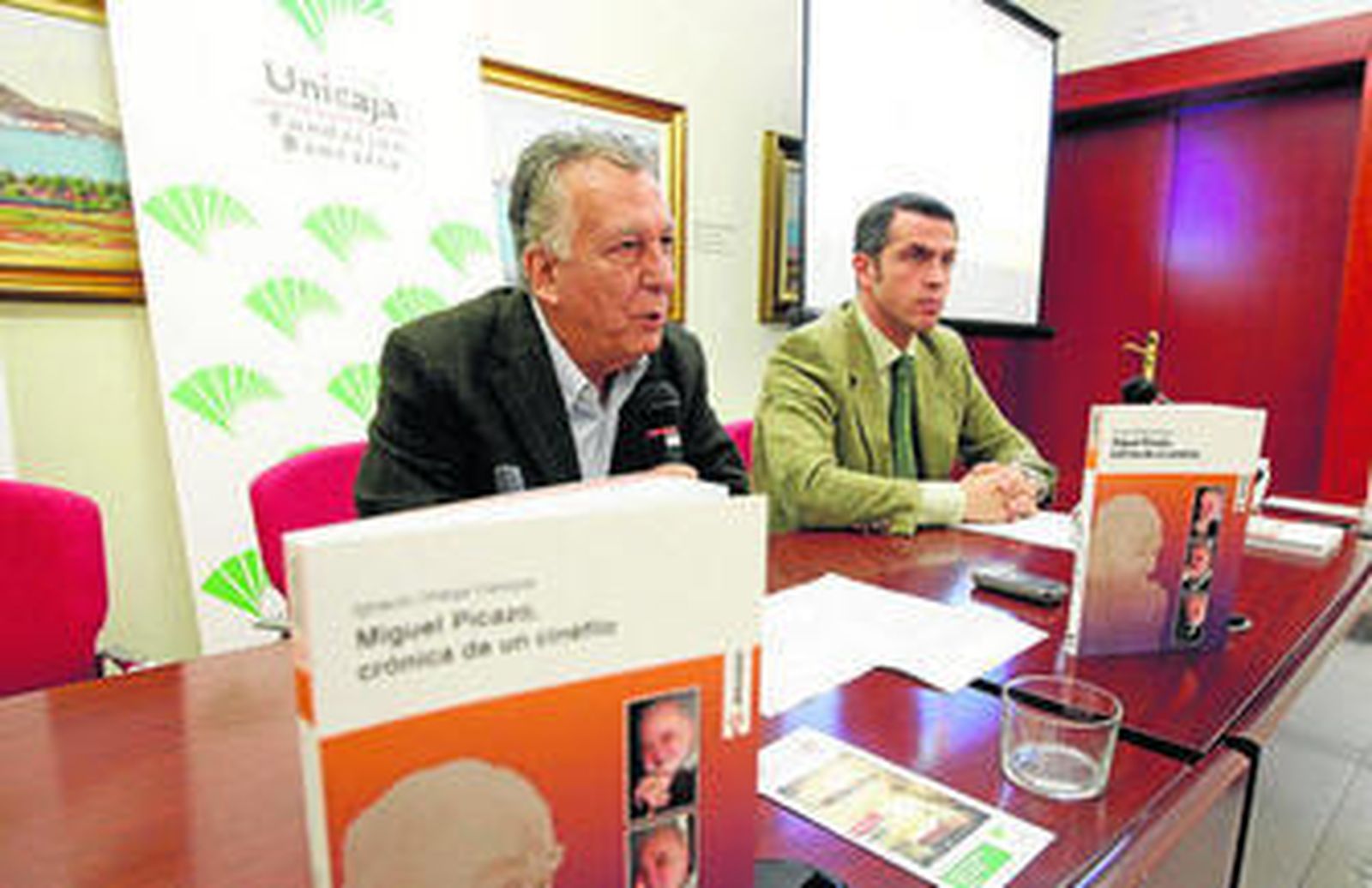 El experto audiovisual Ignacio Ortega presentando ayer la obra 'Miguel Picazo, crónica de un cinéfilo'.