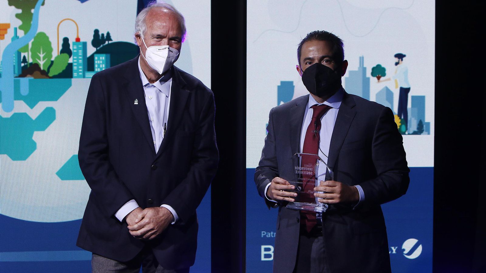 Francisco Casero entregó el premio a Francisco Marqués, de Novatecnic.