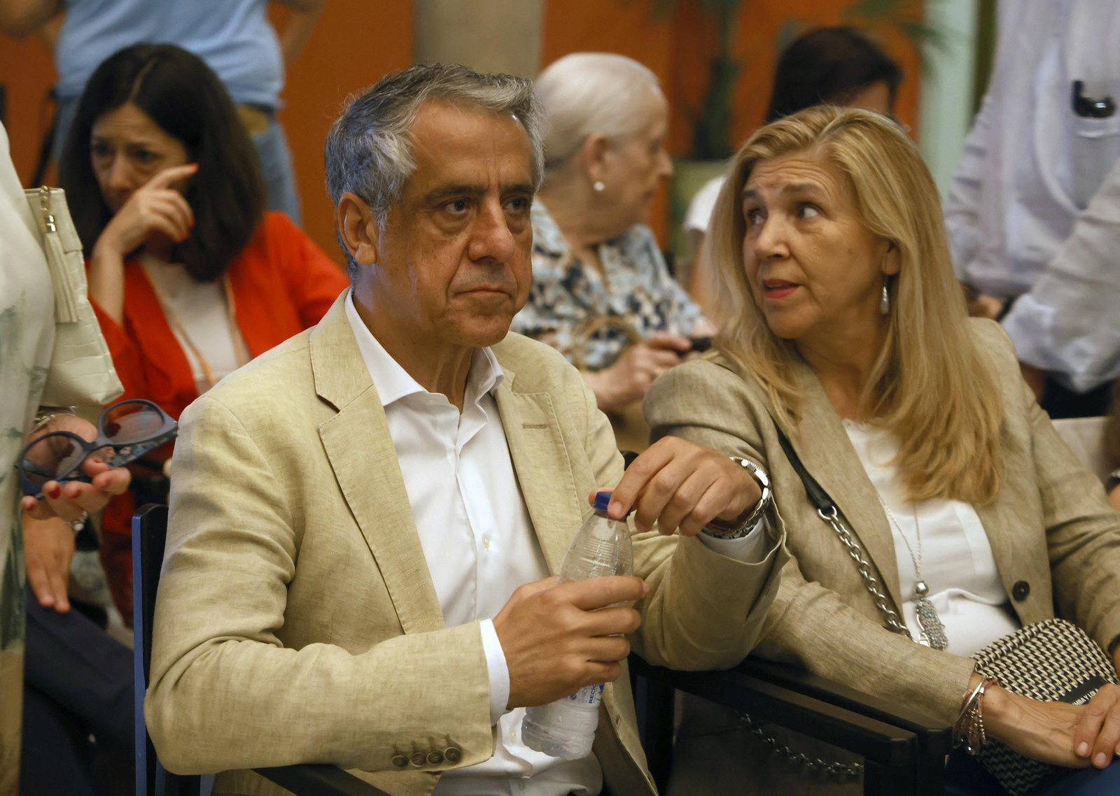 Presentación del libro  'Juan Robles, la sonrisa del tabernero' de Carlos Navarro, todas las imágenes