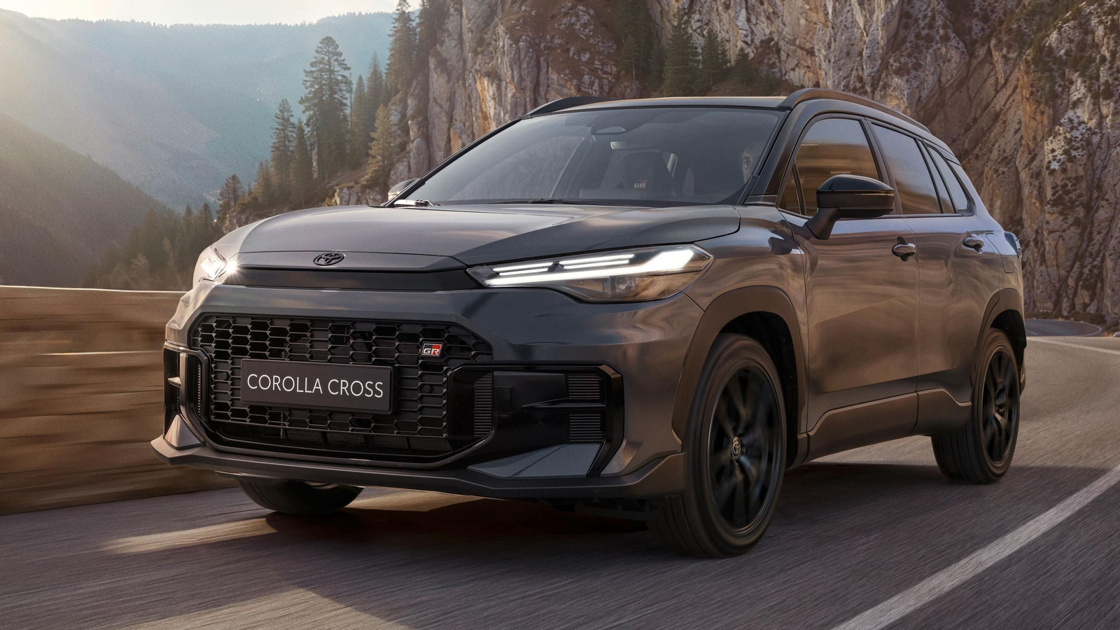 Toyota renueva el Corolla Cross Hybrid con una actualización de su aspecto, tracción total y el acabado GR Sport