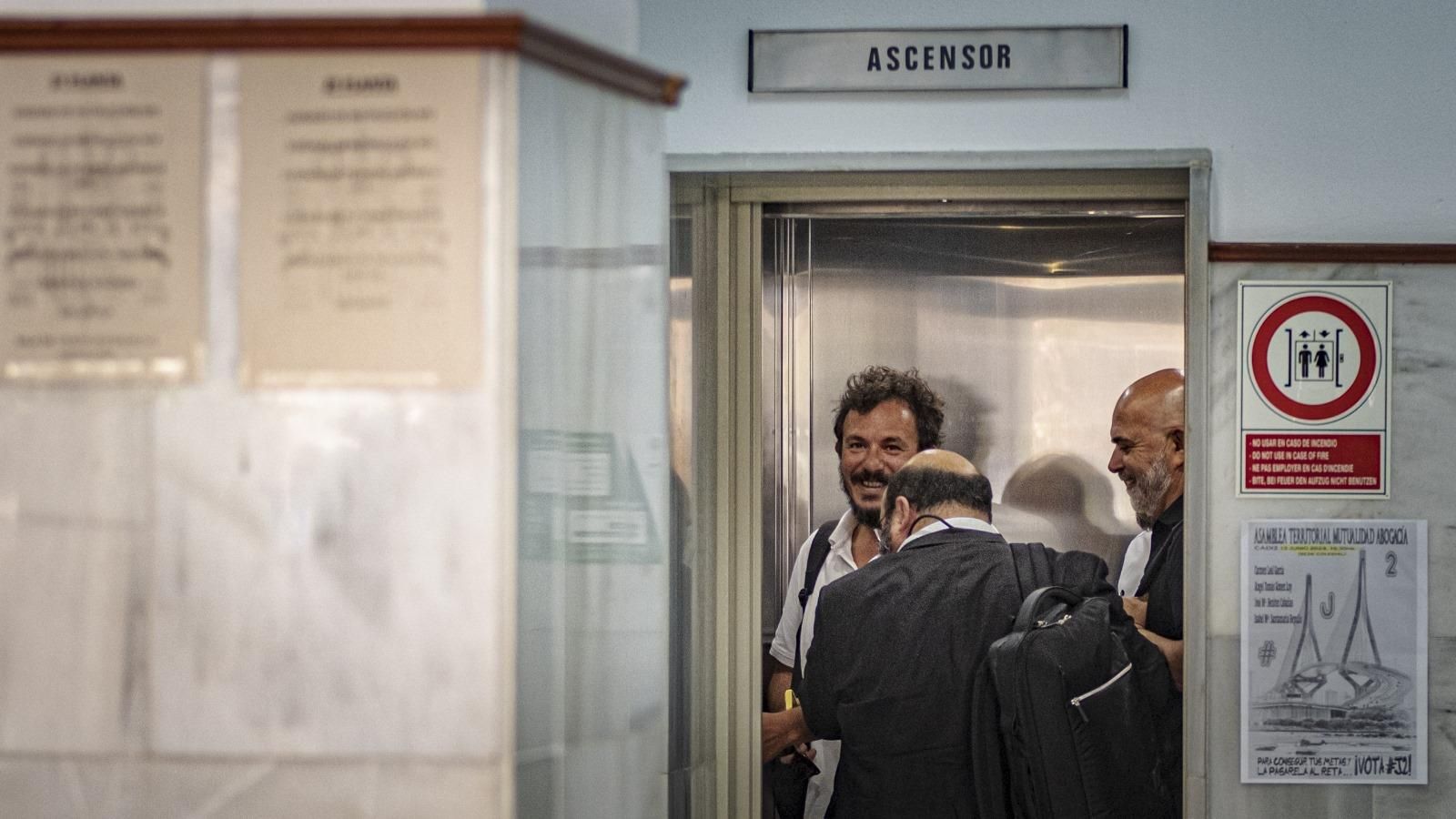 José María González 'Kichi' en el ascensor con su abogado y los exconcejales David Navarro y José Ramón Páez.