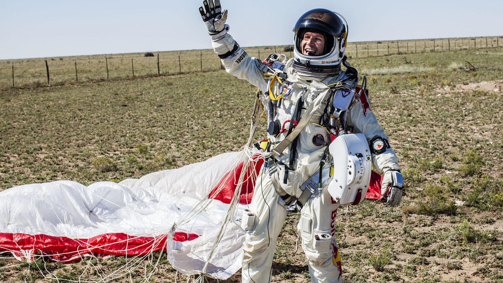 Felix Baumgartner llega a tierra tras su salto en caída libre a 39.000 metros de altura, en octubre de 2012 Felix Baumgartner llega a tierra tras su salto en caída libre a 39.000 metros de altura, en octubre de 2012