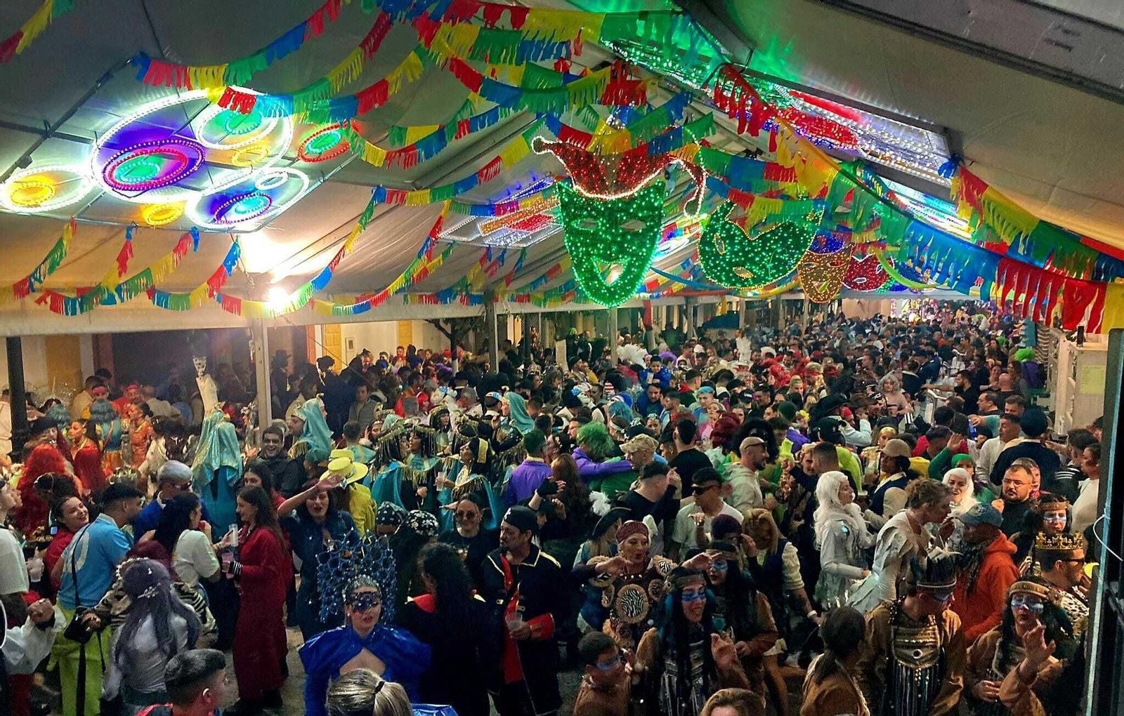 Carnaval de Puerto Serrano, una explosión de color