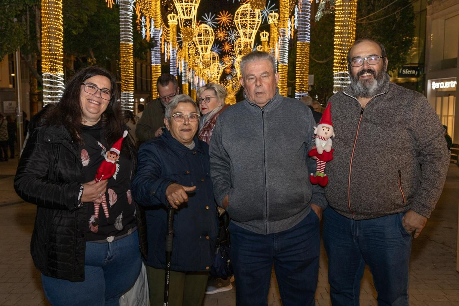 Los jienenses disfrutan de la magia de la Navidad recorriendo sus calles