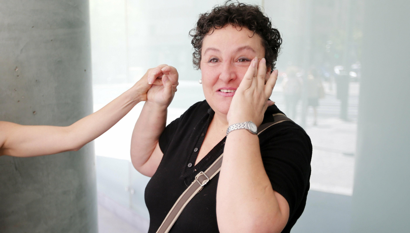 María Salmerón , emocionada en las puertas de los juzgados sevillanos.