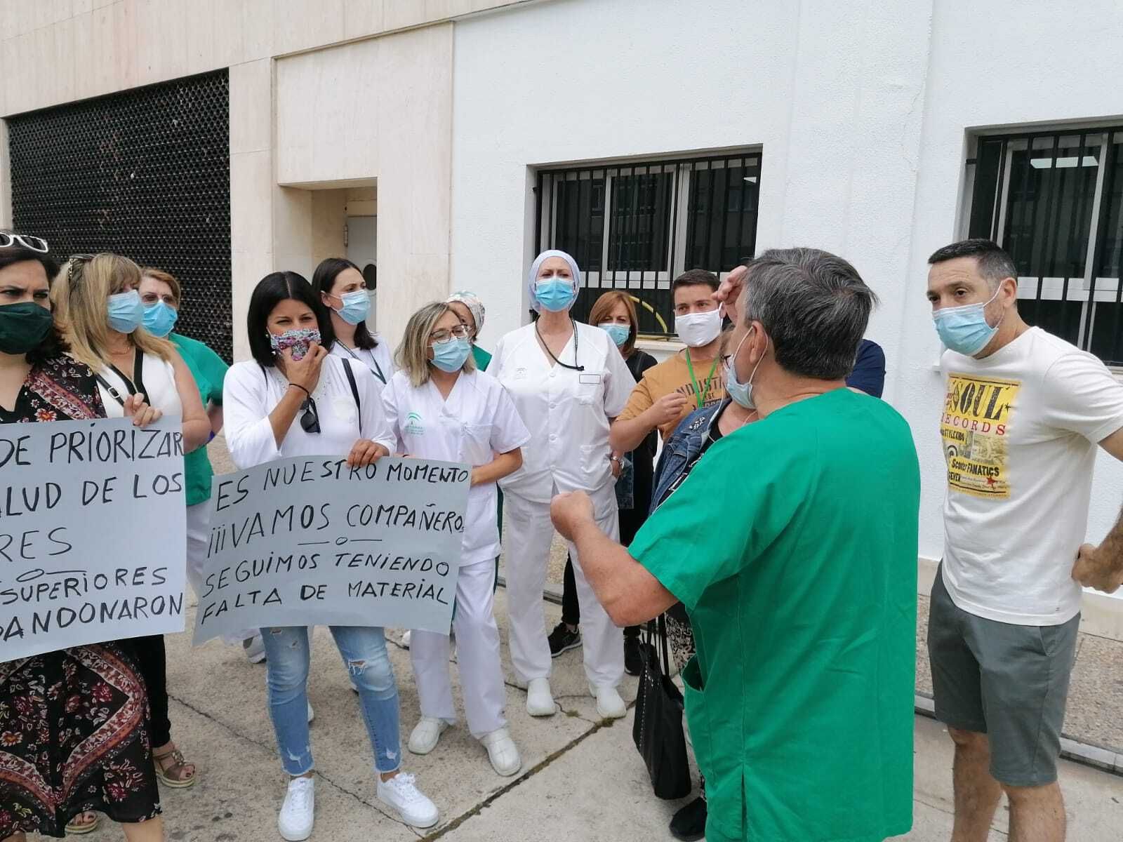 Un instante del acto celebrado en la entrada del Hospital Puerta del Mar.
