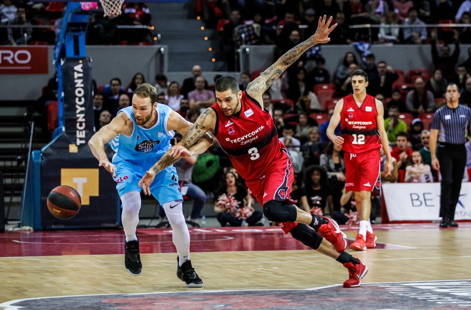 Nacho Martín disputa un balón con Alec Brown.