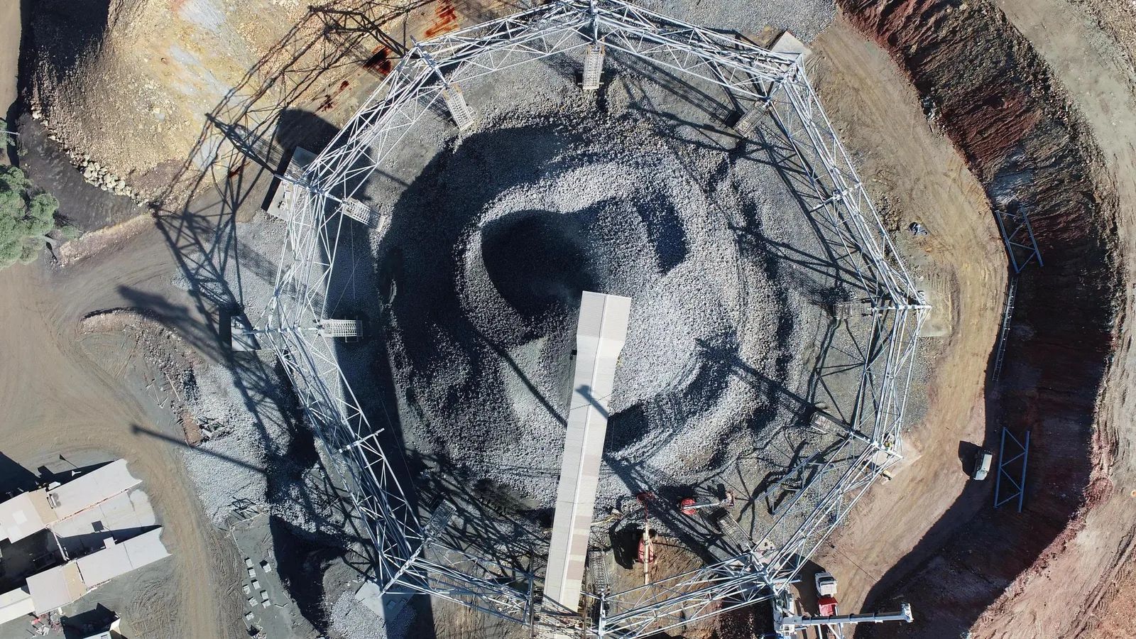 Vista cenital de las instalaciones mineras de Atalaya Mining en Riotinto (Huelva).