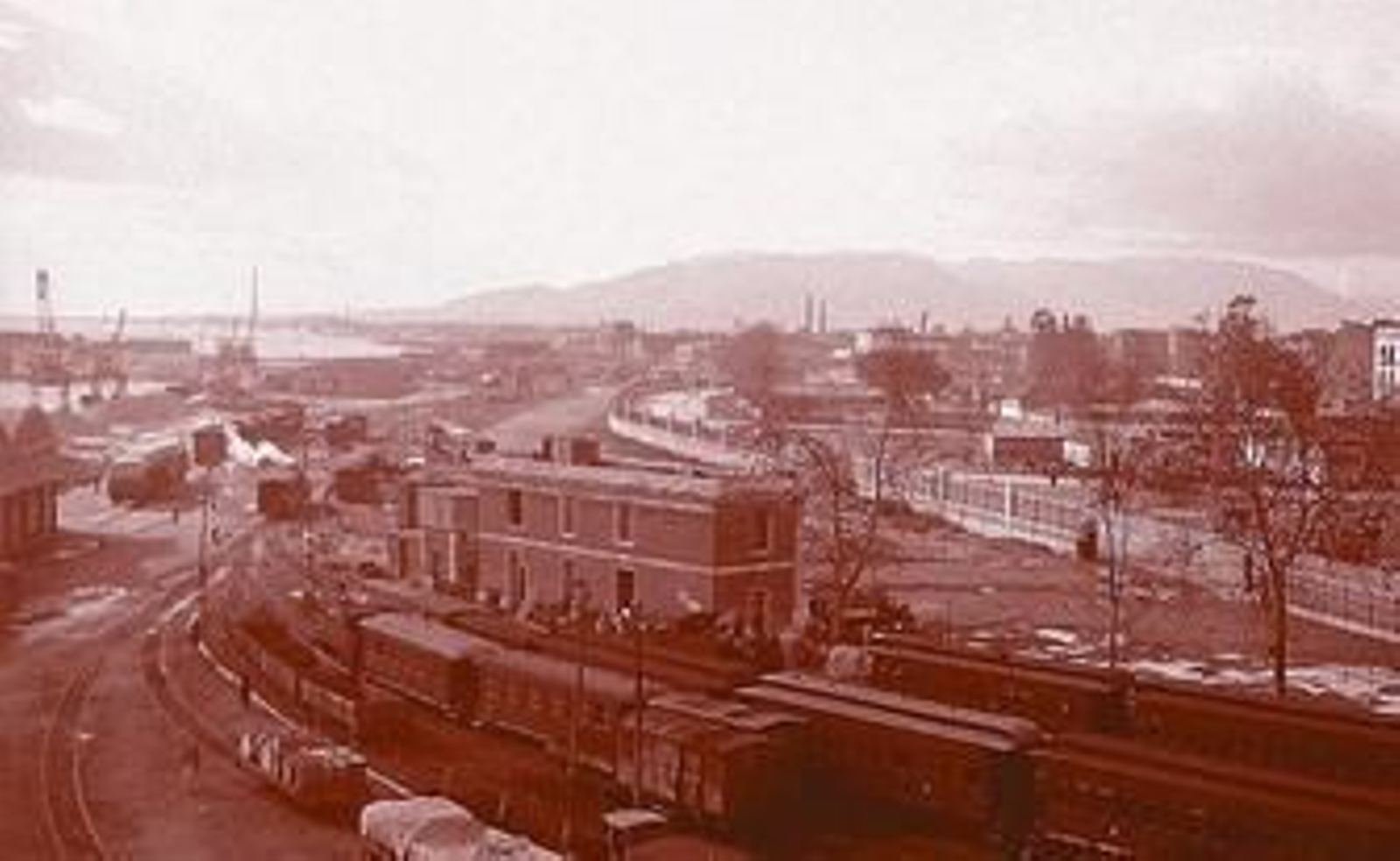 Imagen del Puerto de Málaga con sus trenes en el año 1942. Imagen del Puerto de Málaga con sus trenes en el año 1942.