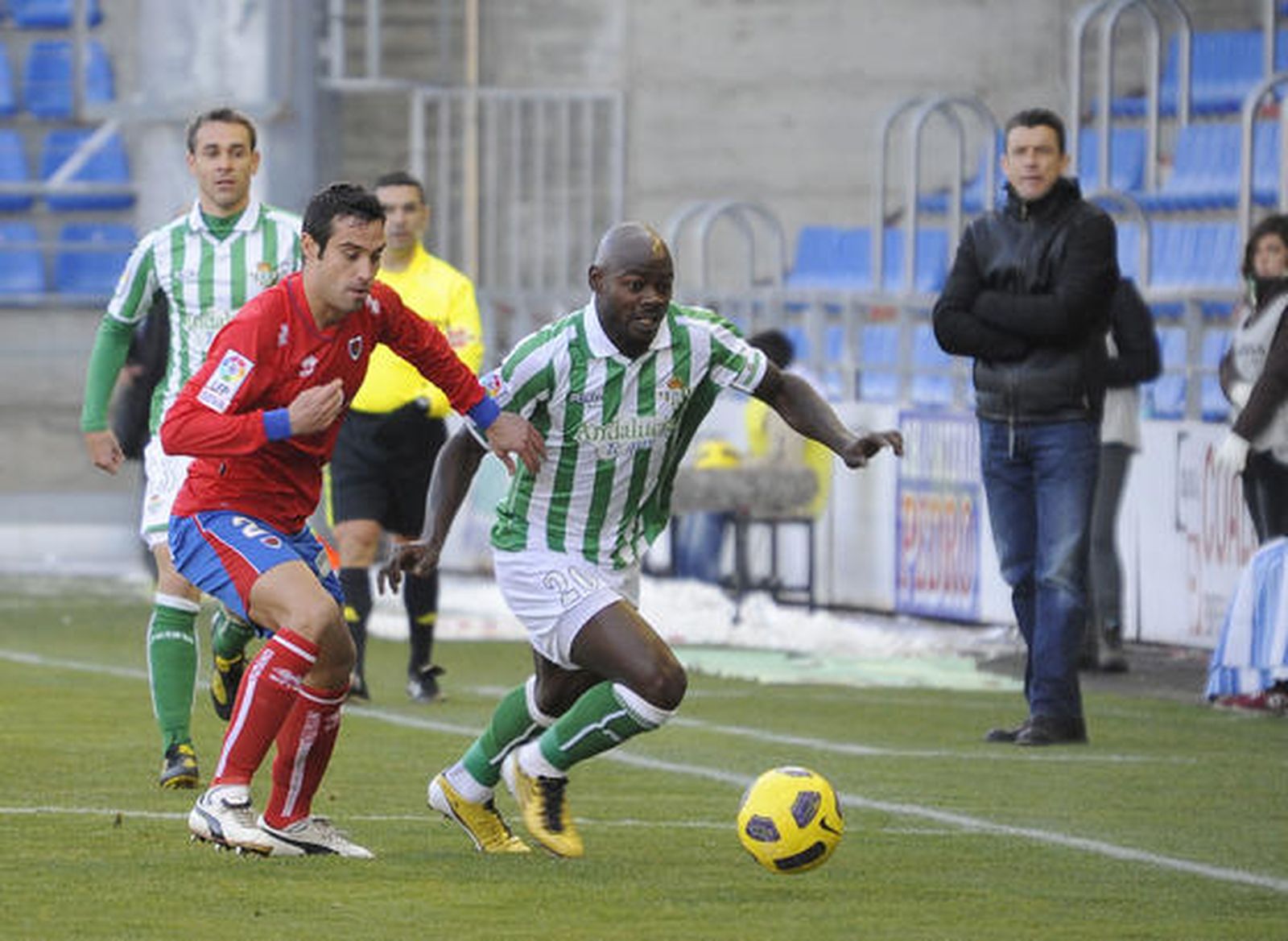 Emaná se lleva un balón cerca de la línea de banda. / LOF
