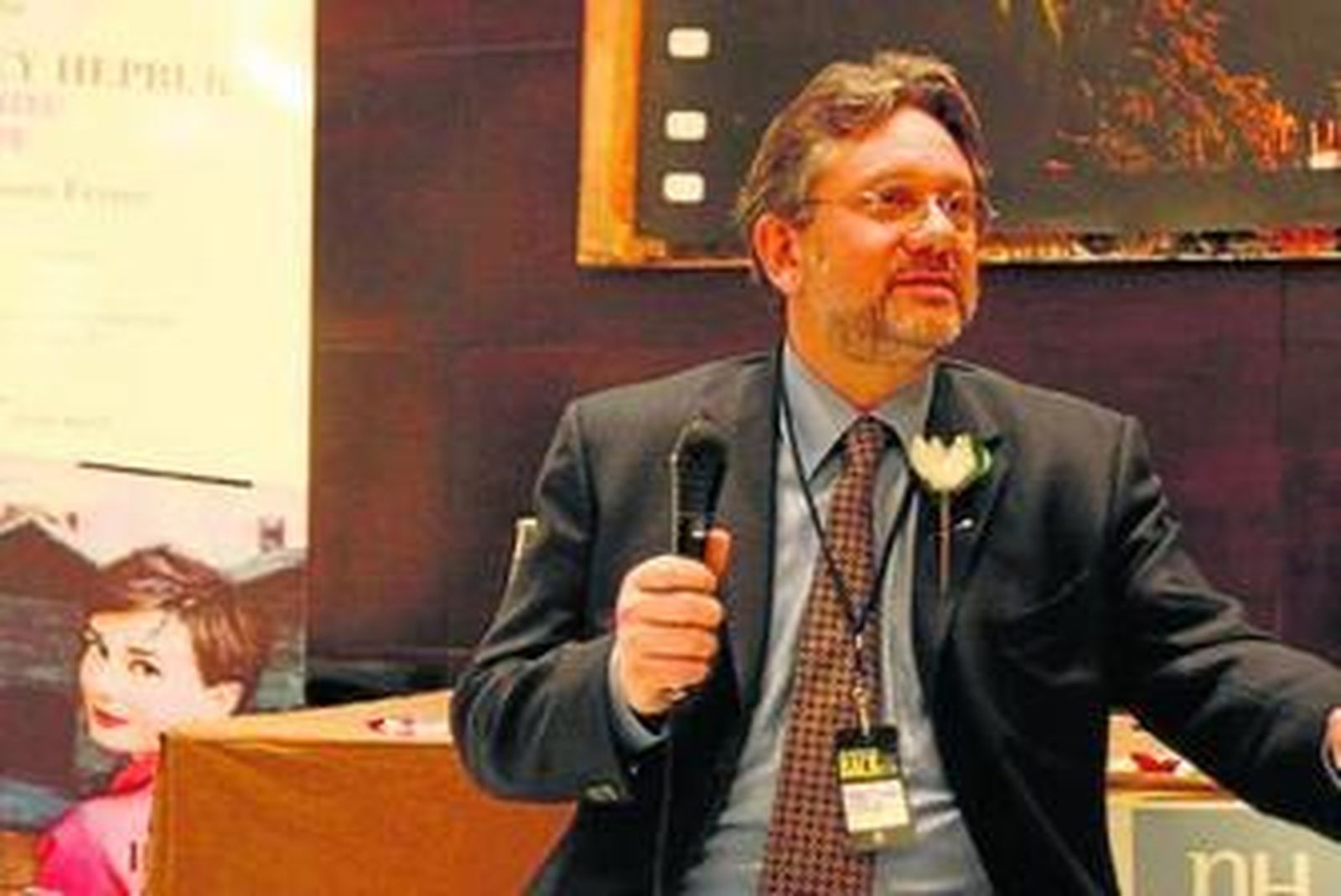 Sean Hepburn en la presentación de un libro.