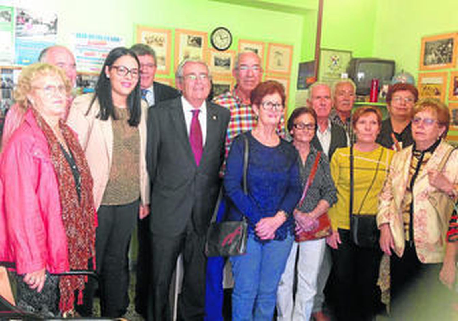 El subdelegado del Gobierno, Andrés García Lorca, junto a la presidenta e integrantes de ASALER en Almería.