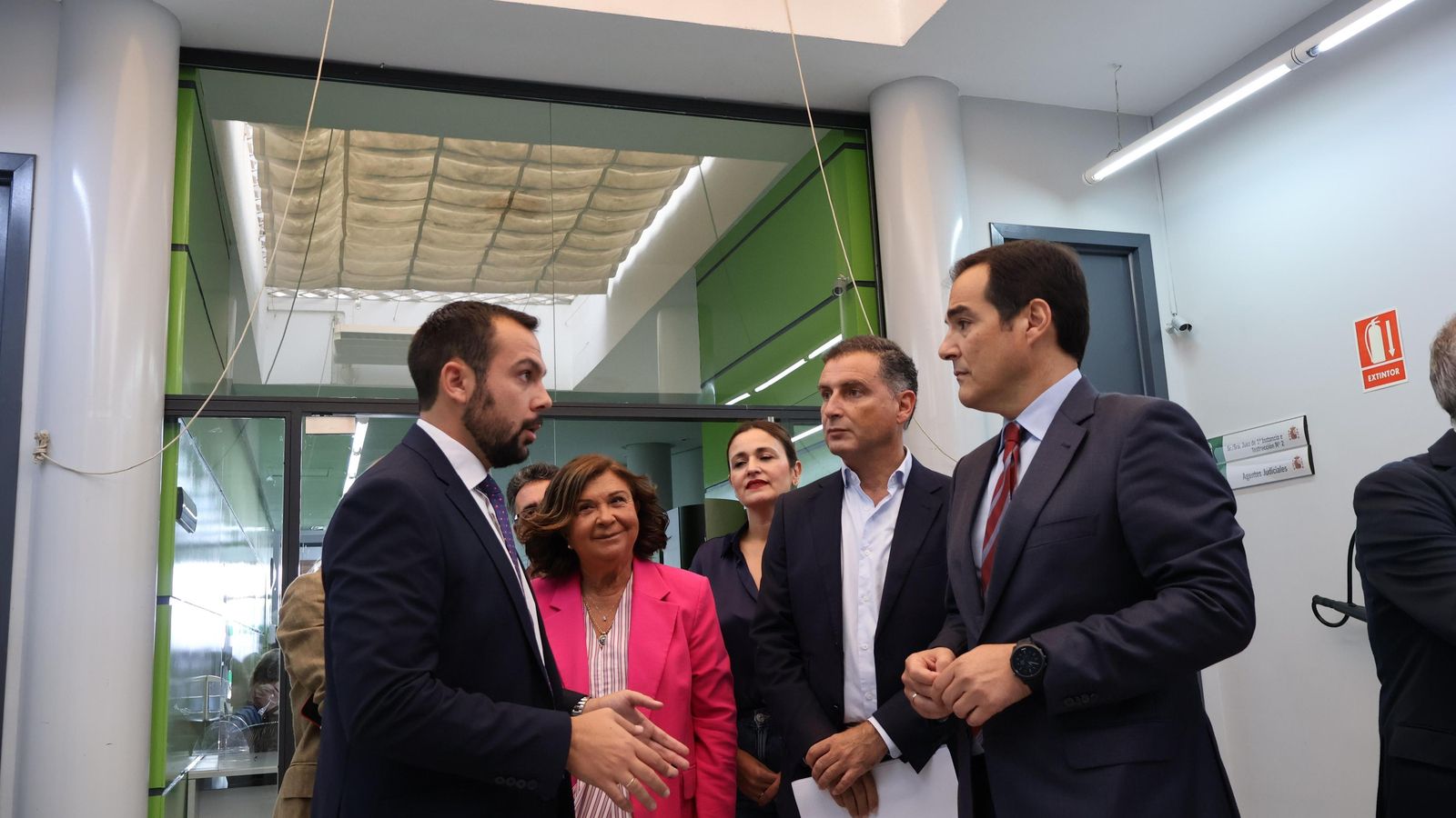 José Antonio Nieto y Gustavo Cuéllar en una visita a los juzgados de Moguer.