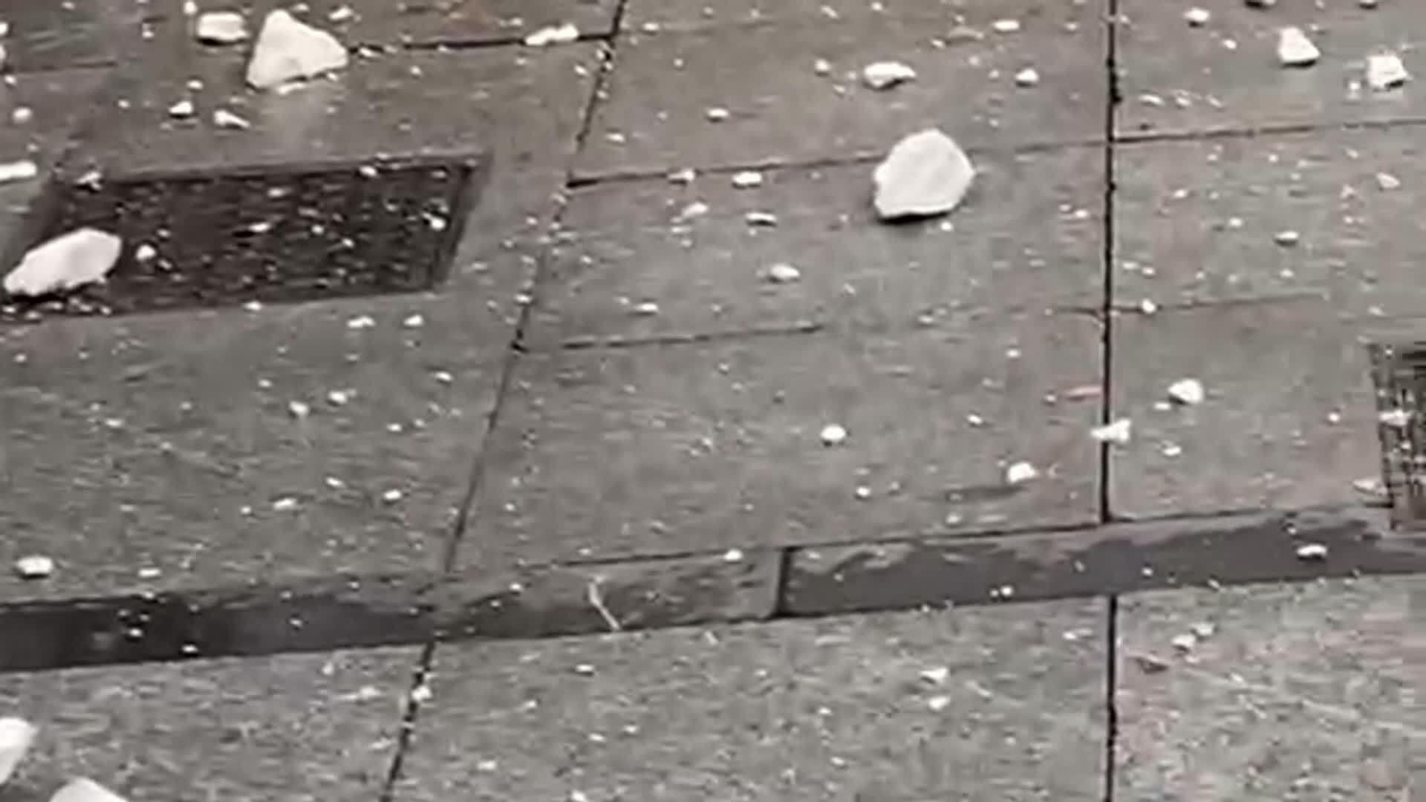 El impacto de un rayo en una iglesia de Valladolid hace caer numerosos cascotes a la calle El impacto de un rayo en una iglesia de Valladolid hace caer numerosos cascotes a la calle