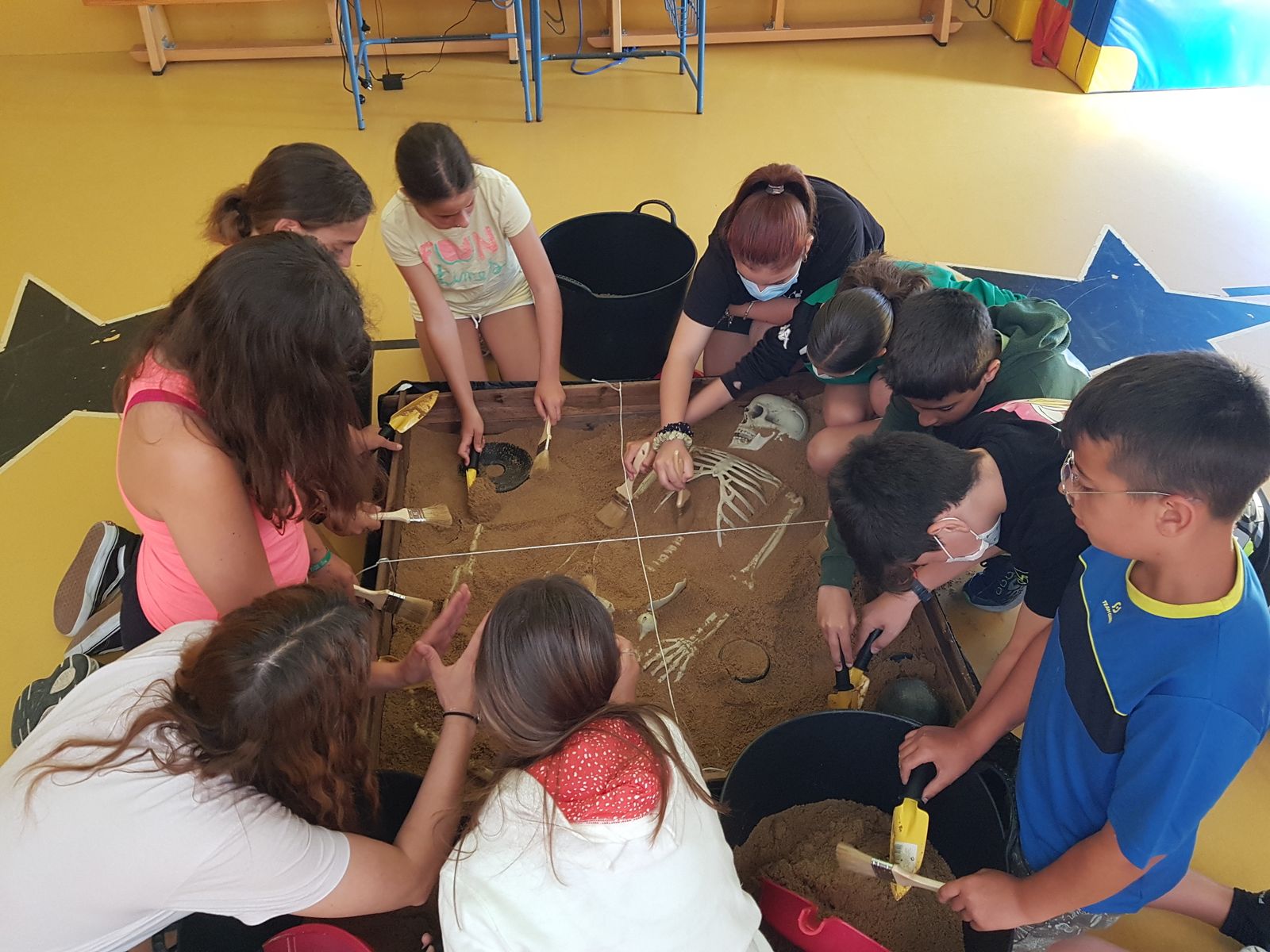 Alumnos del colegio Casal Carrillo, en una actividad sobre arqueología fenicia.