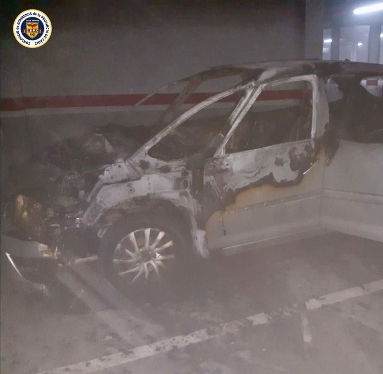 Estado en el que quedó el vehículo tras apagar el fuego los bomberos.