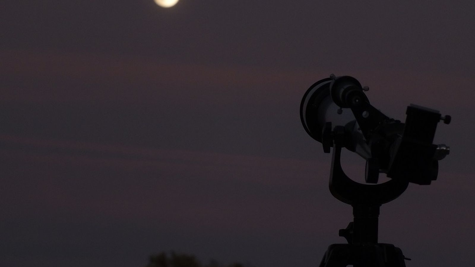 Telescopio preparado para la noche de lluvia de estrellas.