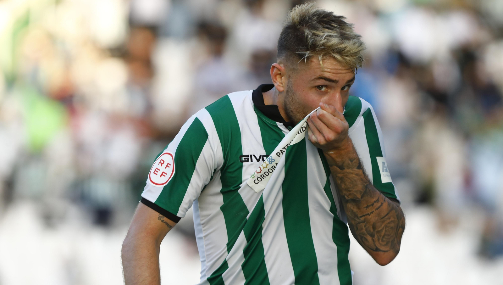 Casas se besa el escudo de la camiseta tras marcar su gol al Coria.