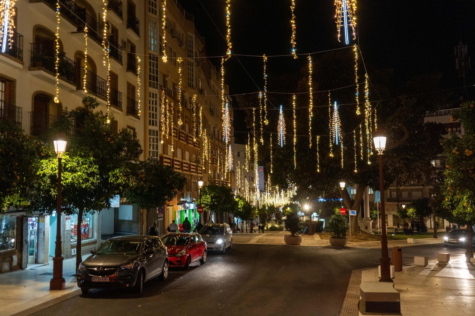 Imágenes de la ciudad de Huelva iluminada por las luces de Navidad