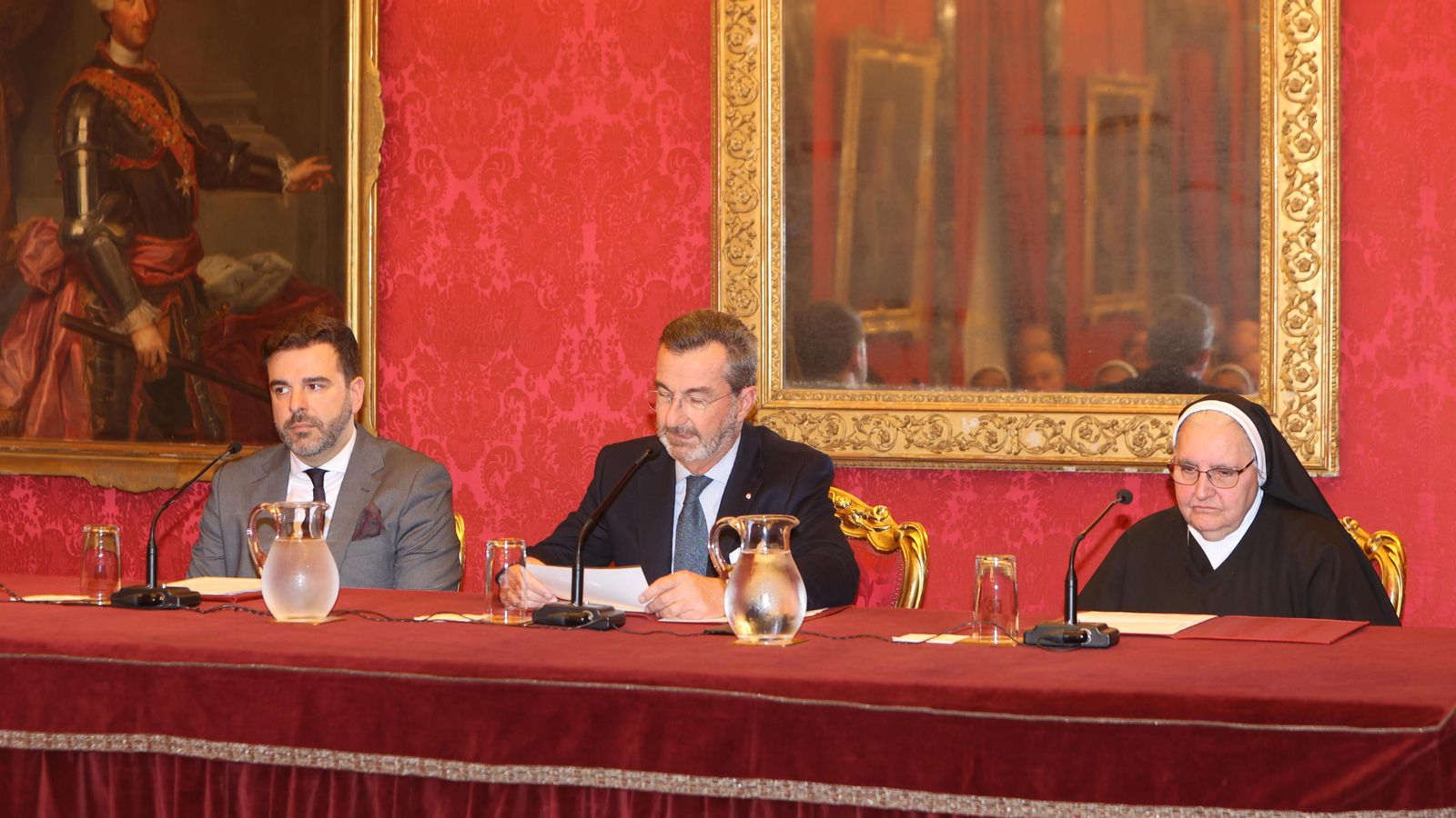 Salvador Guijo, autor; Marcelo Maestre León, fiscal de la Real Maestranza; y Natividad Rodríguez Calzadilla, madre abadesa de San Leandro.